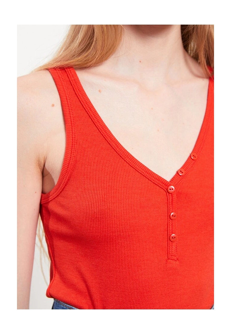 LC WAIKIKI Casual V-Neck Straight Women Tank Top 5 LC WAIKIKI Casual V-Neck Straight Women Tank Top - Image 3