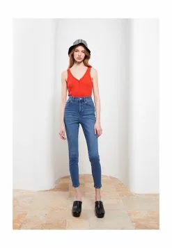 LC WAIKIKI Casual V-Neck Straight Women Tank Top 13 LC WAIKIKI Casual V-Neck Straight Women Tank Top -LC WAIKIKI popular shop lc waikiki 0161 0314226 5