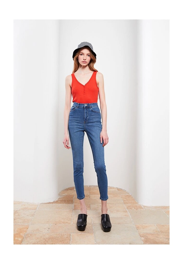 LC WAIKIKI Casual V-Neck Straight Women Tank Top 7 LC WAIKIKI Casual V-Neck Straight Women Tank Top - Image 5