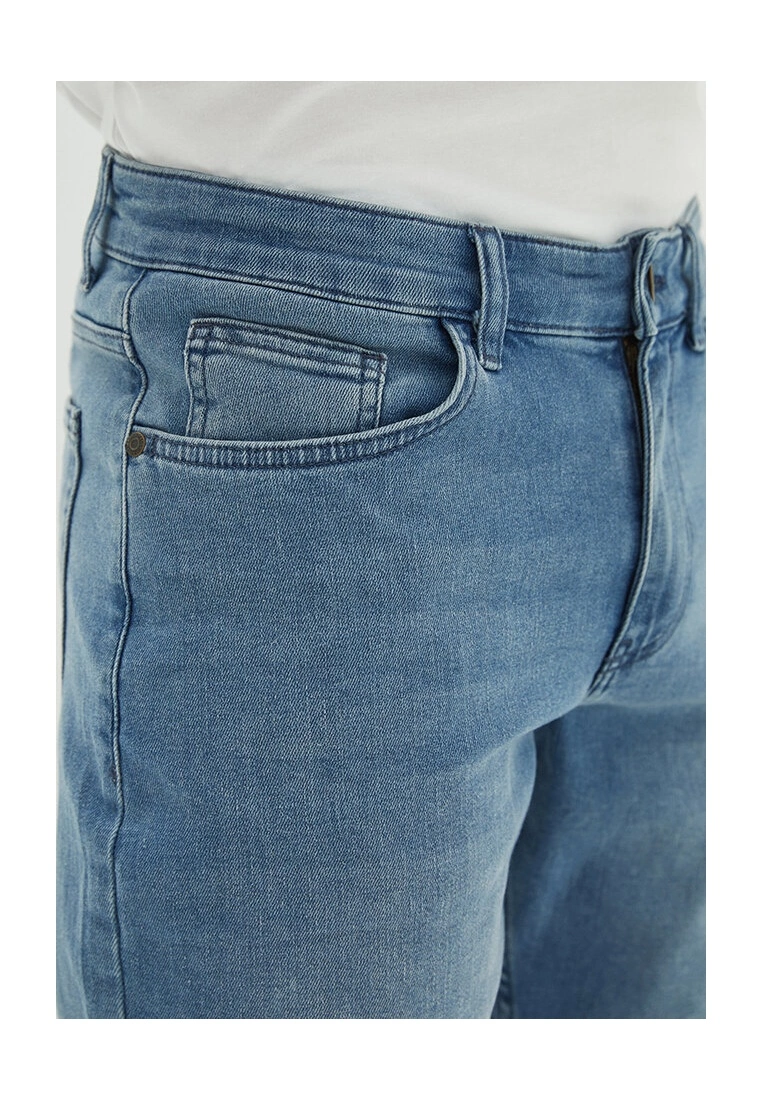 LC WAIKIKI Standard Fit Denim Shorts 5 LC WAIKIKI Standard Fit Denim Shorts - Image 3