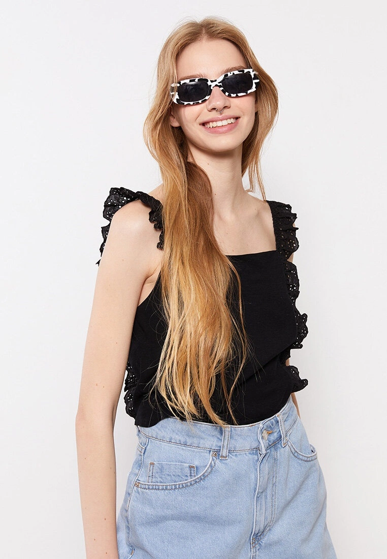 LC WAIKIKI Sleeveless Poplin Blouse 5 LC WAIKIKI Sleeveless Poplin Blouse - Image 3