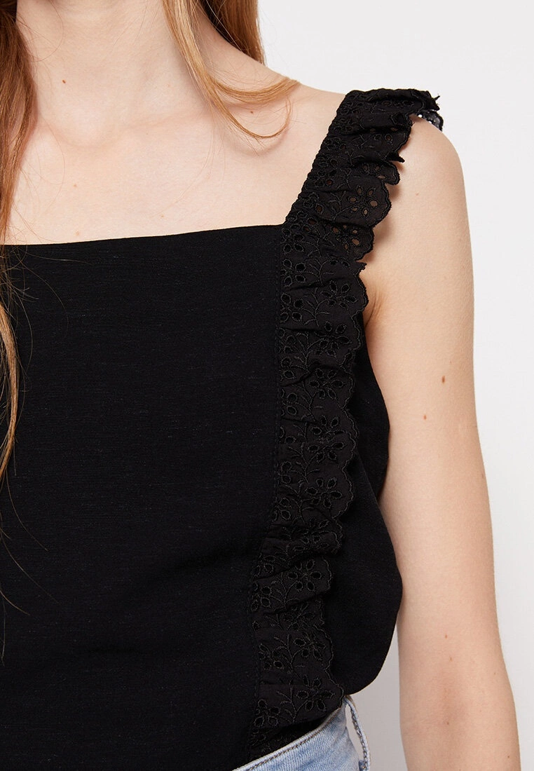 LC WAIKIKI Sleeveless Poplin Blouse 6 LC WAIKIKI Sleeveless Poplin Blouse - Image 4