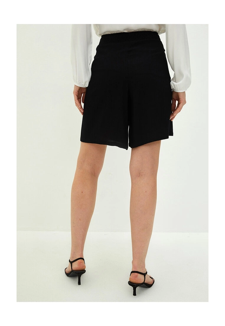 LC WAIKIKI Straight Viscose Bermuda Shorts 4 LC WAIKIKI Straight Viscose Bermuda Shorts - Image 2