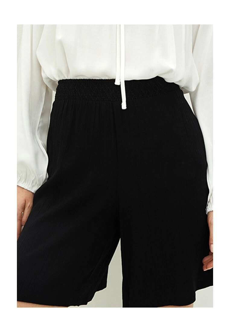 LC WAIKIKI Straight Viscose Bermuda Shorts 5 LC WAIKIKI Straight Viscose Bermuda Shorts - Image 3