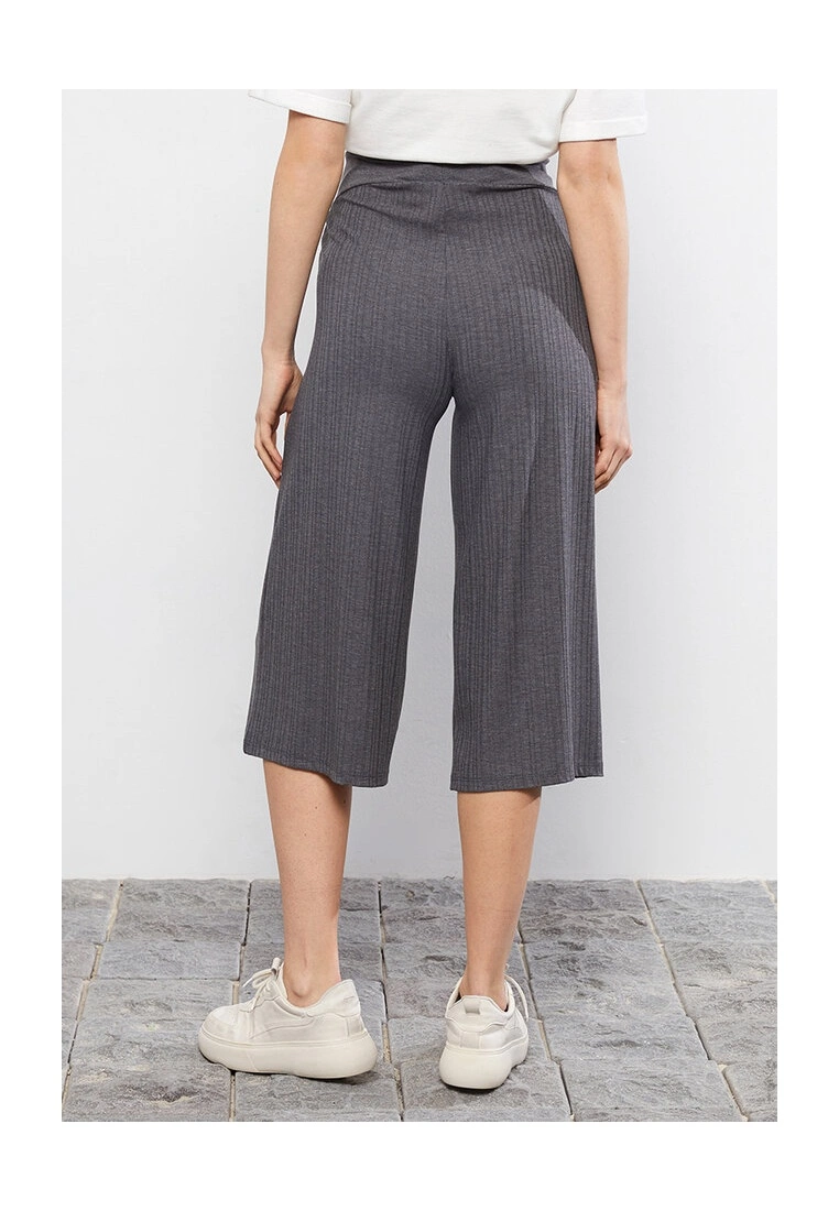 LC WAIKIKI Maternity Plain Capri Pants 4 LC WAIKIKI Maternity Plain Capri Pants - Image 2