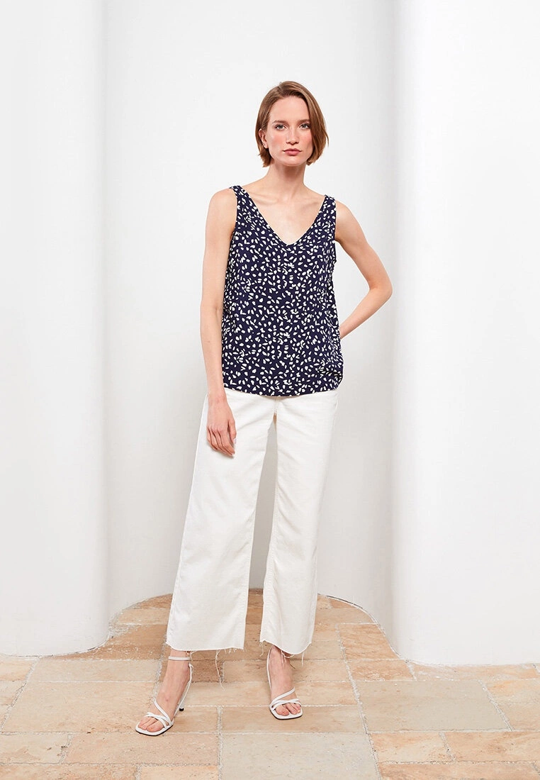 LC WAIKIKI V-Neck Patterned Sleeveless Viscose Women's Blouse 4 LC WAIKIKI V-Neck Patterned Sleeveless Viscose Women's Blouse - Image 2