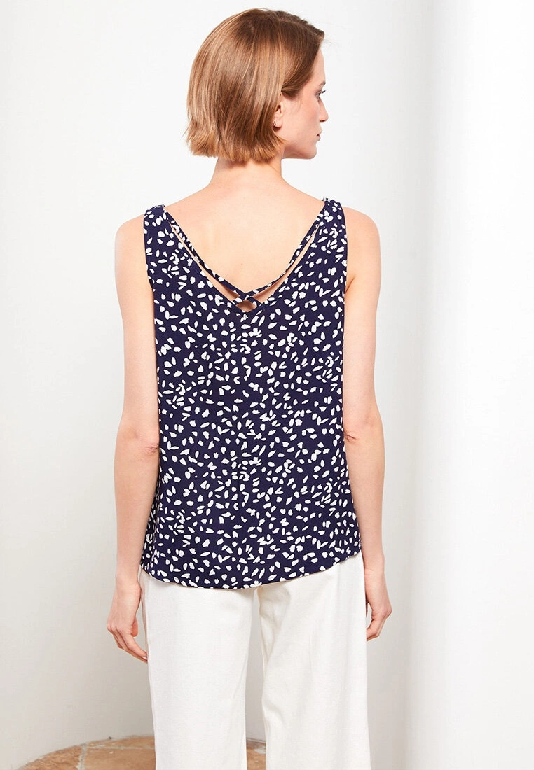 LC WAIKIKI V-Neck Patterned Sleeveless Viscose Women's Blouse 7 LC WAIKIKI V-Neck Patterned Sleeveless Viscose Women's Blouse - Image 5