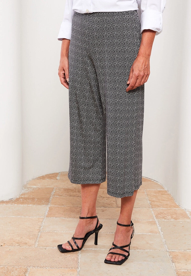 LC WAIKIKI Women's Capri With Elastic Waist Pattern 4 LC WAIKIKI Women's Capri With Elastic Waist Pattern - Image 2