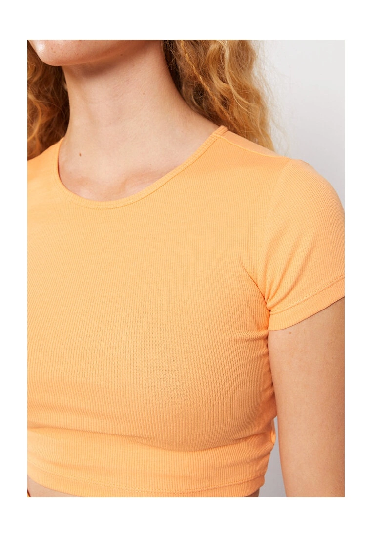 LC WAIKIKI Crew Neck Crop Cotton T-Shirt 5 LC WAIKIKI Crew Neck Crop Cotton T-Shirt - Image 3