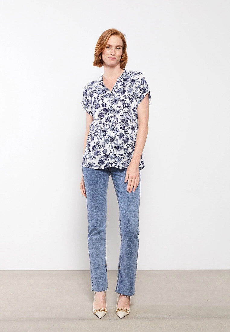 LC WAIKIKI Crew Neck Floral Short Sleeve Crinkle Fabric Women's Shirt 4 LC WAIKIKI Crew Neck Floral Short Sleeve Crinkle Fabric Women's Shirt - Image 2
