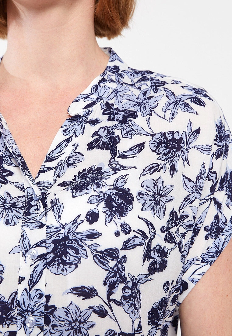 LC WAIKIKI Crew Neck Floral Short Sleeve Crinkle Fabric Women's Shirt 5 LC WAIKIKI Crew Neck Floral Short Sleeve Crinkle Fabric Women's Shirt - Image 3