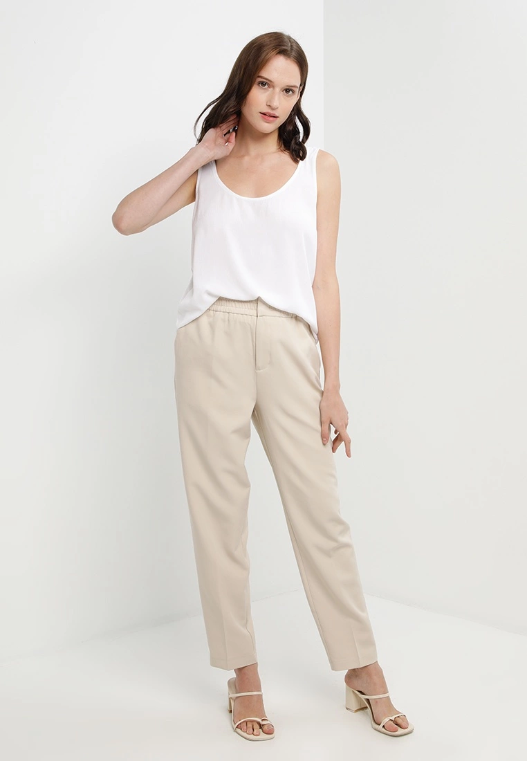 LC WAIKIKI U Neck Straight Sleeveless Women's Viscose Blouse 6 LC WAIKIKI U Neck Straight Sleeveless Women's Viscose Blouse - Image 4