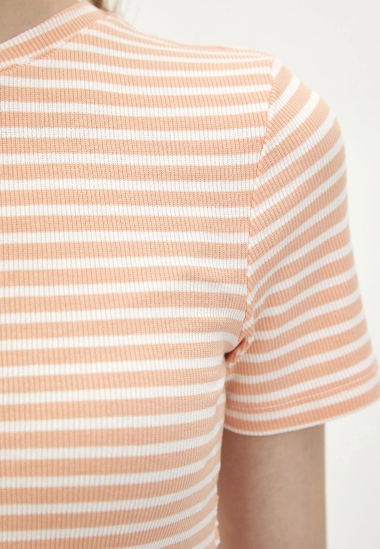 LC WAIKIKI Crew Neck Striped Short Sleeve Women's T-Shirt 6 LC WAIKIKI Crew Neck Striped Short Sleeve Women's T-Shirt - Image 4