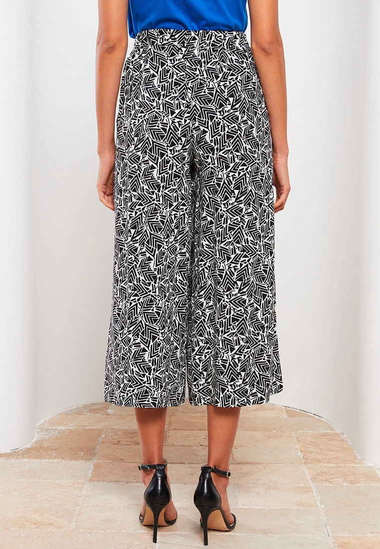 LC WAIKIKI Elastic Waist Viscose Capri Pants 4 LC WAIKIKI Elastic Waist Viscose Capri Pants - Image 2