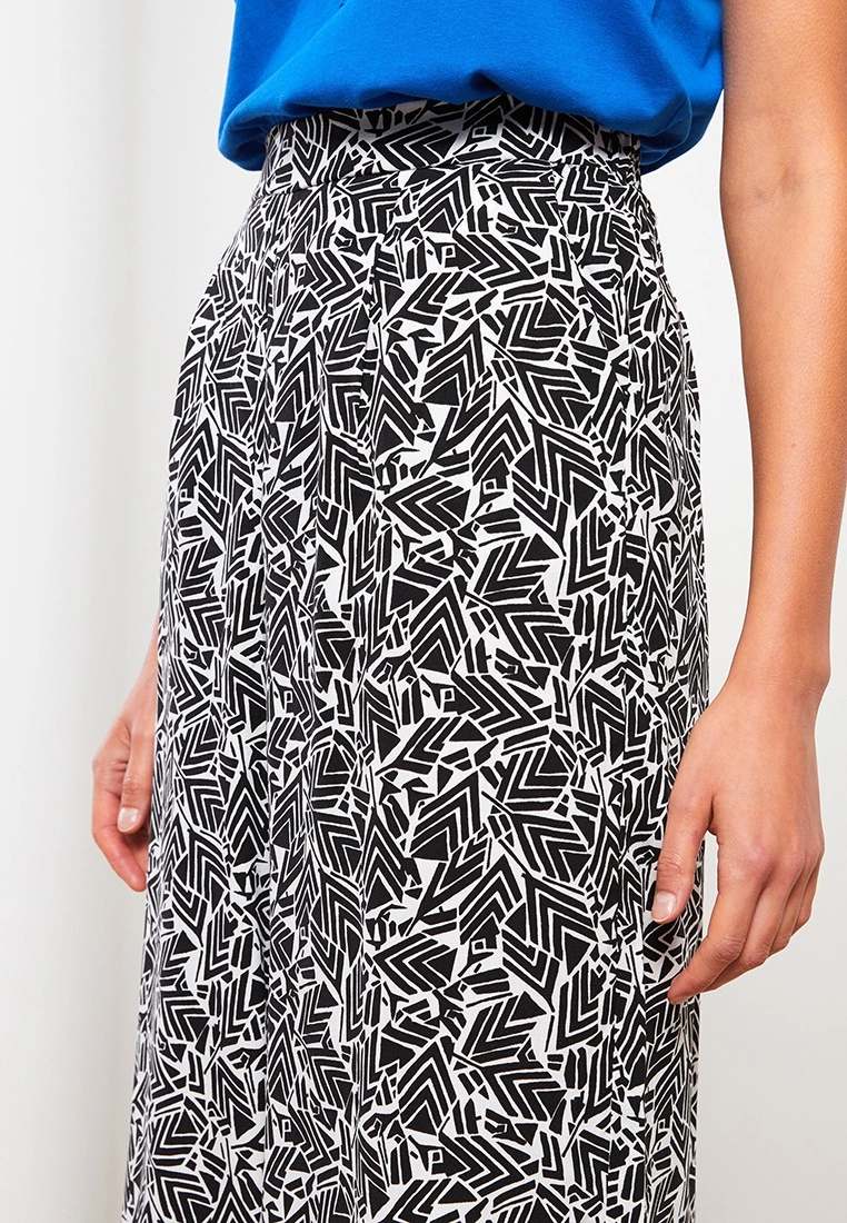 LC WAIKIKI Elastic Waist Viscose Capri Pants 5 LC WAIKIKI Elastic Waist Viscose Capri Pants - Image 3