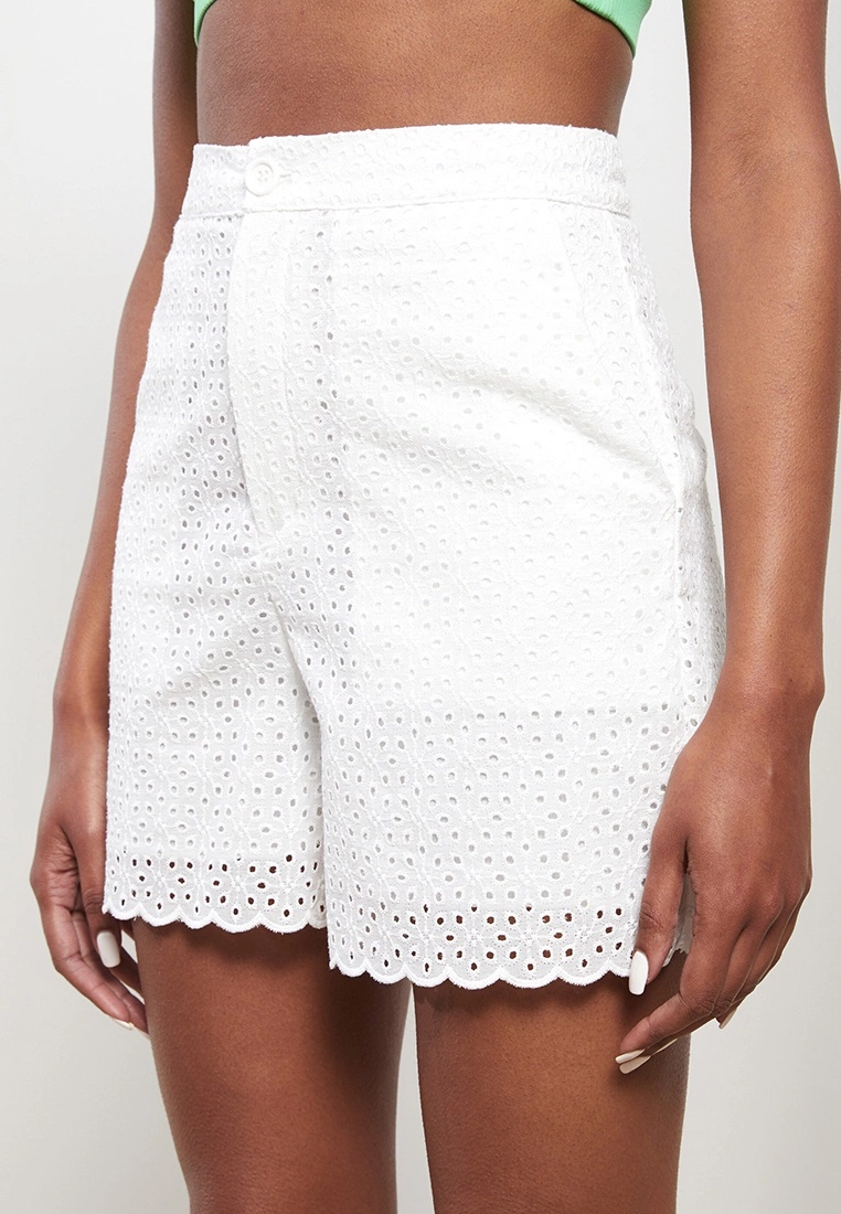 LC WAIKIKI Standard Fit Embroidered Poplin Women's Shorts 6 LC WAIKIKI Standard Fit Embroidered Poplin Women's Shorts - Image 4