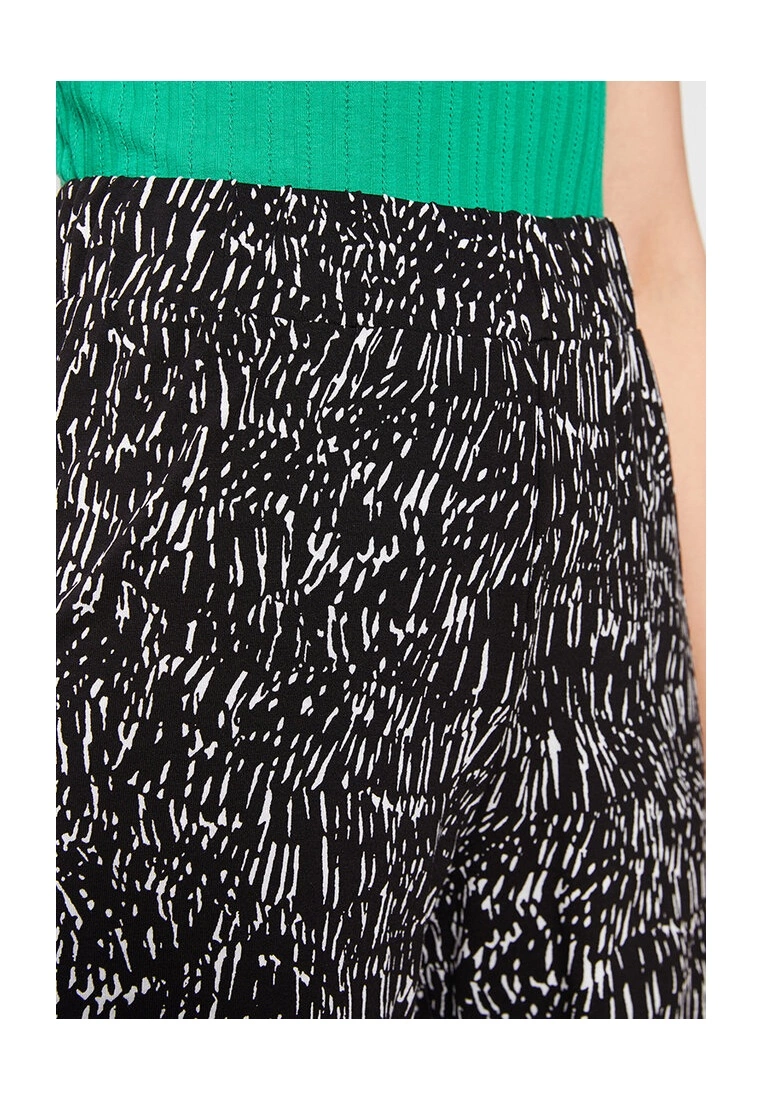 LC WAIKIKI Elastic Waist Patterned Shorts 5 LC WAIKIKI Elastic Waist Patterned Shorts - Image 3